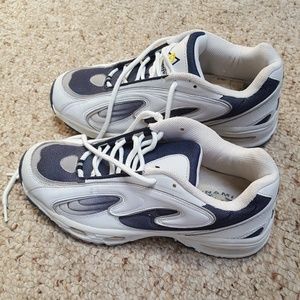 Near perfect condition Riddell Sneaker